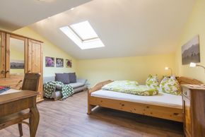 Ferienwohnung Bergblick - Schlafzimmer mit Schlafcouch und Schreibtisch