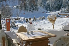 Blick von der Rupertus Sonnenterrasse zu den Talabfahrten