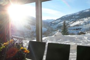 Ausblick auf Saalbach von der Wohn-Küche Top5 - für 8-10 Personen