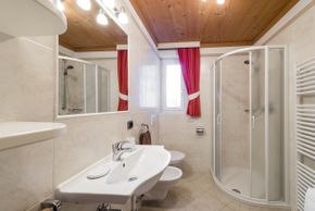 Badezimmer Apartment MARION Cesa Rabanser St.Ulrich/Gröden Dolomiten Südtirol