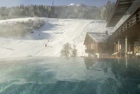 Vom Infintiy-Pool hast du einen direkten Blick auf die Piste.