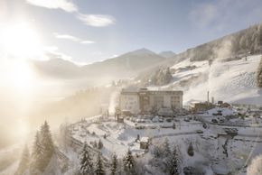 Das Hotel thront in Alleinlage über Bad Hofgastein.
