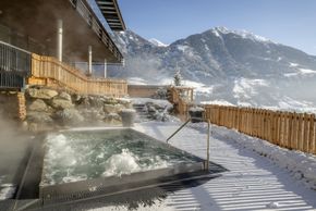 Whirlpool mit Blick auf die Berge.