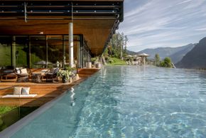 Auch im Sommer lässt es sich am Infinity-Pool toll entspannen.