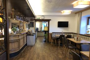 Im Restaurant wird traditionelle Küche mit regionalen Zutaten serviert.