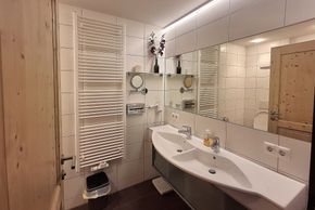 Modernes Badezimmer in Drei Türme Apartements in Tschagguns