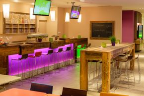Trendige Explorer Bar in der Lounge