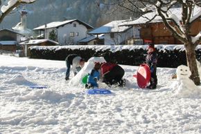 Schneevergüngen im Garten