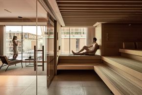 In der Sauna kannst du dich wunderbar aufwärmen.