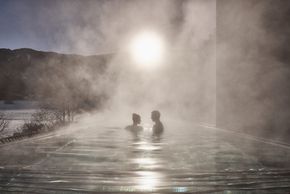In den beheizten Pools ziehst du entspannte Bahnen mit Ausblick.