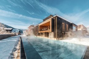 Genieße das wohltuende Wasser der Außenpools.