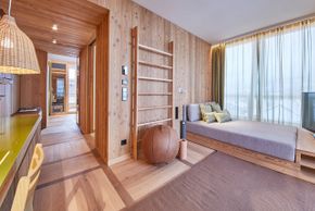 Auch in deinem Zimmer befindet sich Fitness-Utensilien.