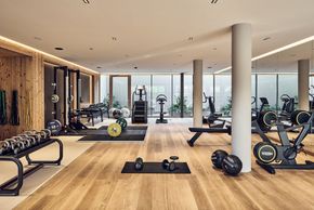 Der Fitness-Raum ist mit hochwertigen Geräten ausgestattet.