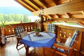 Große, überdachte Terrasse mit Sitz-und Liegemöbel