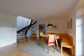 Essplatz mit Aufgang ins Dachgeschoss