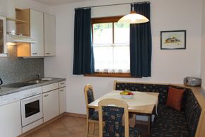 Wohnküche mit Küchenblock und Essecke