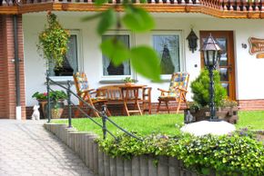 überdachter Freisitz mit Holzgartenmöbeln Haus Dorothee