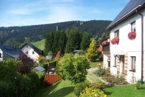 Im Sommer genießt man den Blick auf den Fichtelberg und die zahlreichen Freizeitmöglichkeiten