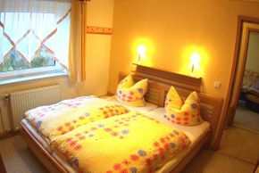 Das Schlafzimmer unserer Ferienwohnung ist gemütlich eingerichtet