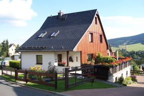 Die traumhafte Aussicht auf den Fichtelberg und die Umgebung gibt es kostenlos dazu
