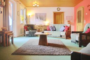 Geräumiges Wohnzimmer