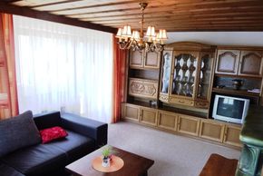 - WOHNSCHLAFRAUM MIT SAT-TV UND AUSZIEHCOUCH -