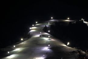 Blick auf die Nachtskipiste