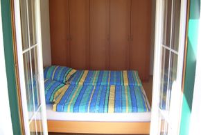 Schlafzimmer mit großem Doppelbett