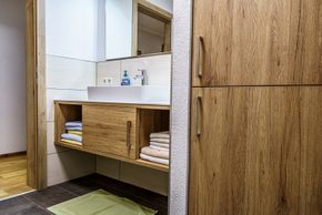 Apartment D - Priel: Bad mit begehbarer Dusche