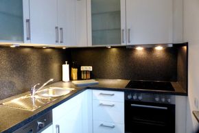 Voll eingerichtete Küche, Kaffeemaschine (Pulver) Mikrowelle, Wasserkocher, Eierkocher, Toaster, Spülmaschine...