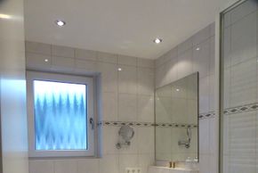 Bad mit Badewanne, Handtücher und Fön sind vorhanden