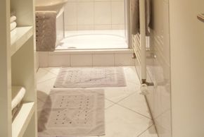 Bad mit Dusche Handtücher und Fön sind vorhanden