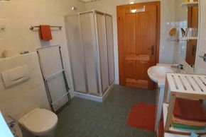 Bad mit Dusche und WC, Fußbodenheizung