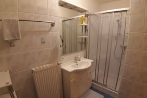 Bad mit Dusche und WC, Fußbodenheizung