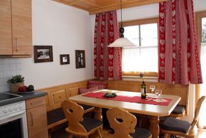 Küche mit großem Tisch