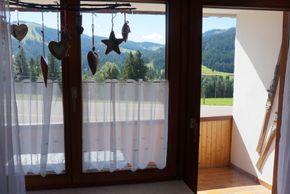 Balkon mit Ausblick auf die Berge