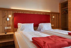 Schlafzimmer im 35 m2 Appartement in Zirbenholz