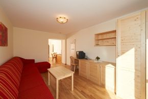 Großzügige Wohncouch mit Schlafkomfort