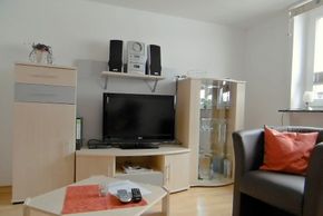 Die Wohn/Schlafräume sind jeweils mit einer Schlafcouch für die 3. und 4. Person sowie mit Flachbildfernsehen und Stereoanlage ausgestattet.