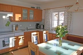 Gemütliche Küche und reichlich Platz für bis zu 10 Personen