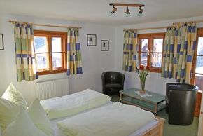 Gemütliches Doppelbettzimmer mit Blick auf das Wiedersberger Horn