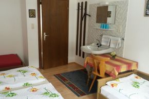 2-4 Bettzimmer mit Waschbecken