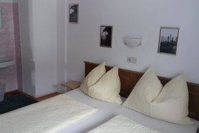 2-4 Bettzimmer mit Waschbecken