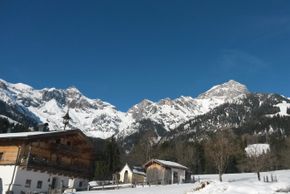Ansicht Bauernhaus dahinter Steinernes Meer