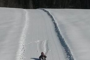 Kinder rutschen über Hof-Rodelbahn
