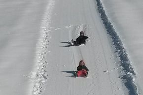 Kinder auf der Rutschbahn