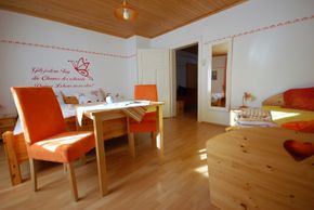 Noch ein Foto vom Schlafzimmer im 1. Stock mit Verbindungstür zum zweiten Zimmer.