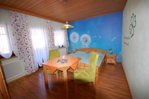 Das Löwenzahnzimmer im 2. Stock mit Balkon