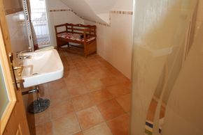 Das große Badezimmer im 2. Stock mit Dusche und Waschbecken