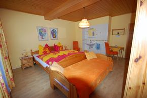 Das große Dorfblickzimmer, auch mit Balkon und Waschbecken.